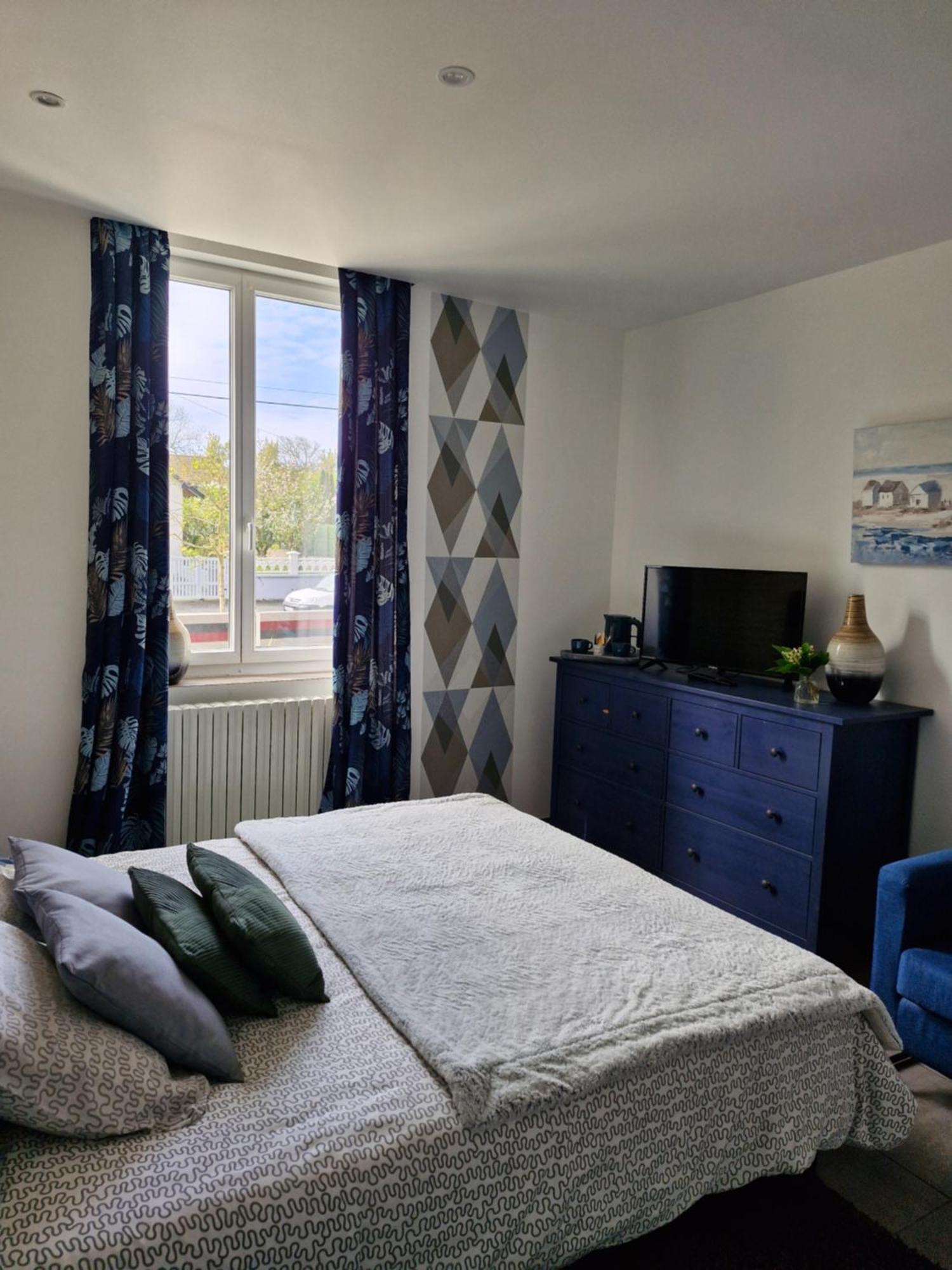 Hotel Le 6 3 Home Port En Bessin Exterior photo