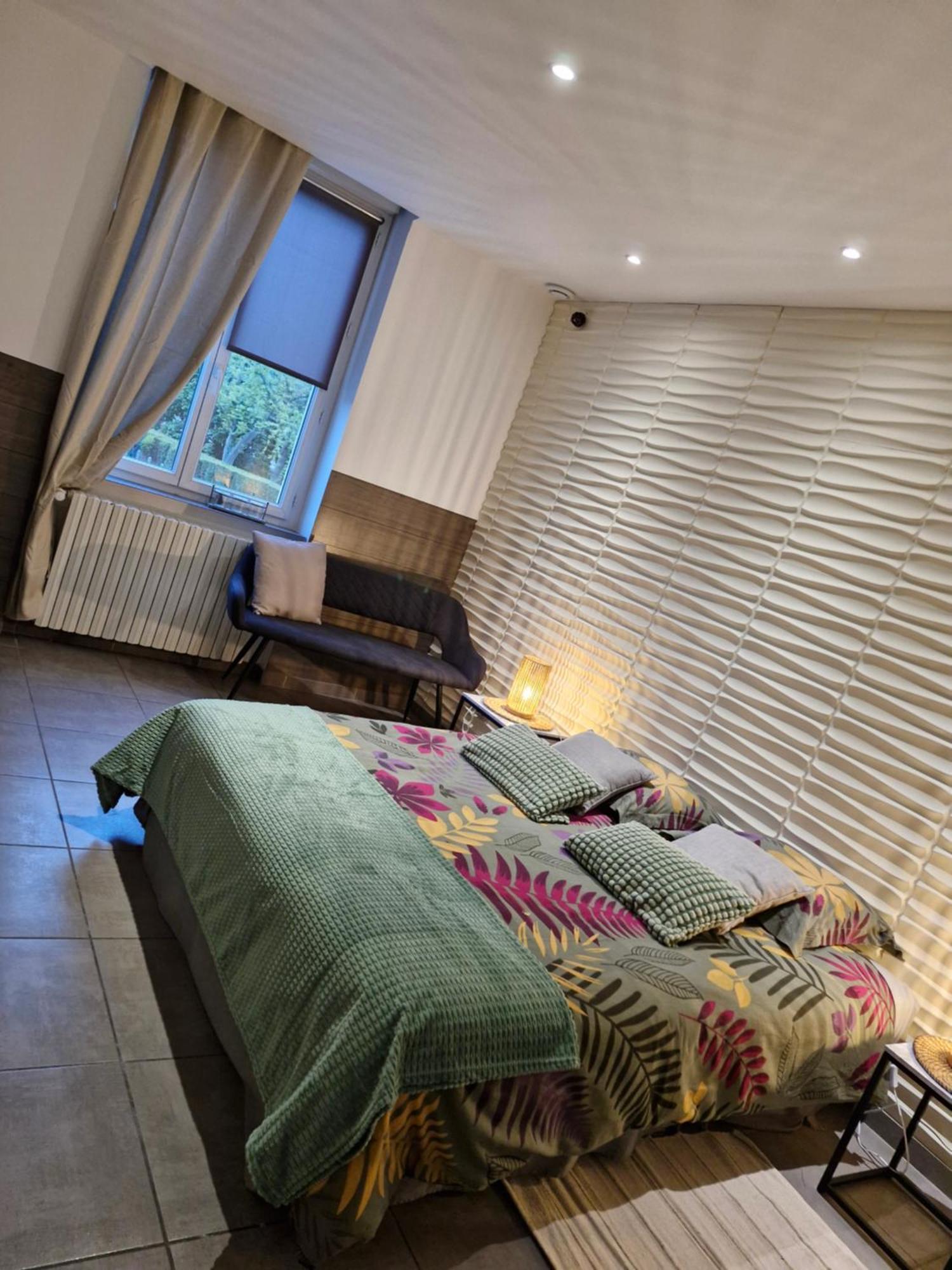 Hotel Le 6 3 Home Port En Bessin Room photo